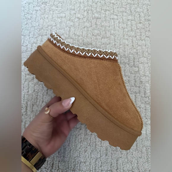 NEW !! RESTOCK !! TAN FUR LINED PLATFORM SLIPPER MULES - Picture 4 of 8